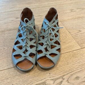 Lace up comfort sandals by Gentle Souls by Kenneth Cole size 9.